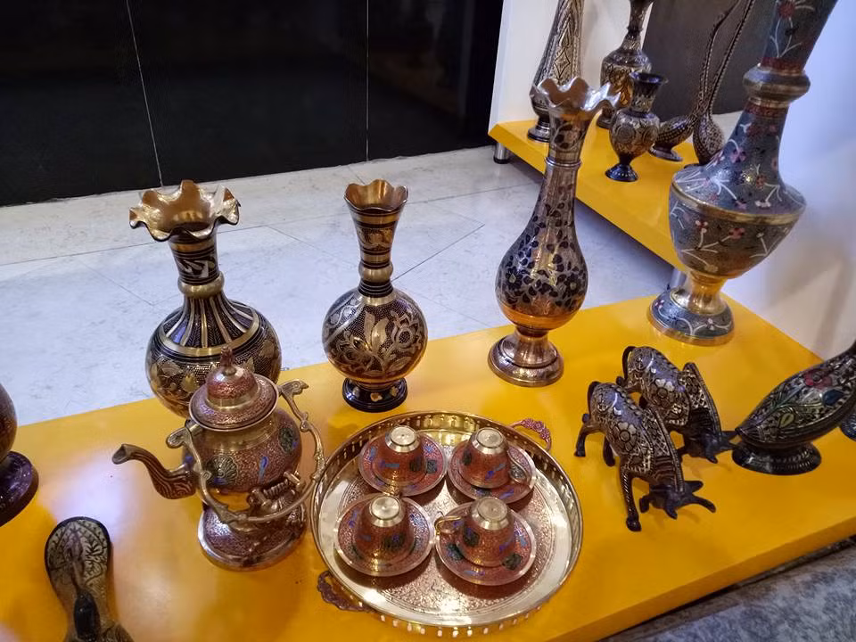 Do hoàn toàn làm từ chất liệu đồng nên những con vật này khá nặng. Với những con vật có kích thước lớn, thì một người lớn cũng khó mà bê nổi. Giá của các con vật trang trí dao động từ 7 triệu cho đến gần 100 triệu đồng/con tùy kích thước. Có mặt tại gian hàng, chị Thu Hà (Cổ Nhuế, Hà Nội) cho biết: “Những đồ vật đến từ Ấn Độ này rất đẹp, mình rất thích, tuy nhiên, với khả năng tài chính của gia đình, dù rất bị thu hút, nhưng tôi không chắc dám mua”.