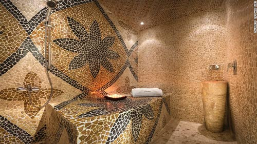 Mặc dù nằm ở ngoại ô thành phố nhưng đây là spa được rất nhiều người yêu thích. Nội thất sang trọng, gần gũi, nhân viên thân thiện và các gói làm đẹp đáng tin cậy với giá cả phải chăng chính là điểm cộng của spa này. Tại đây, bạn có thể lựa chọn các gói trị liệu, chăm sóc “từ tóc tới móng chân”. Một gói phục hồi tóc ở spa này có giá 354 USD (khoảng 8 triệu đồng).