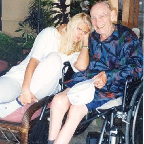 Ty phu dot tu sau khi cuoi chan dai kem tuoi chau noi-Hinh-2