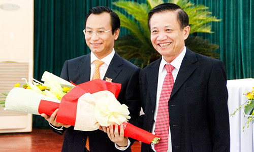 Ông Trần Thọ chúc mừng ông Xuân Anh. Ảnh: Đoàn Nguyên