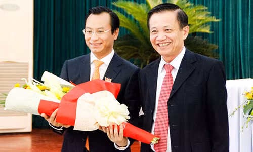 Ông Trần Thọ chúc mừng ông Xuân Anh. Ảnh: Đoàn Nguyên