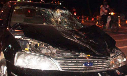 Kính xe ô tô bị vỡ, hư hỏng nặng.