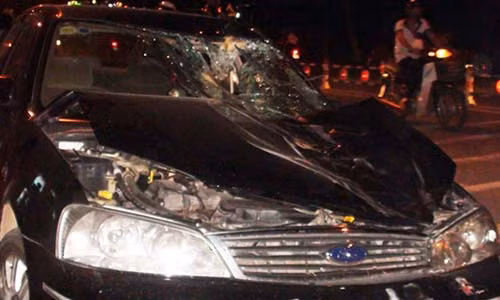 Kính xe ô tô bị vỡ, hư hỏng nặng.