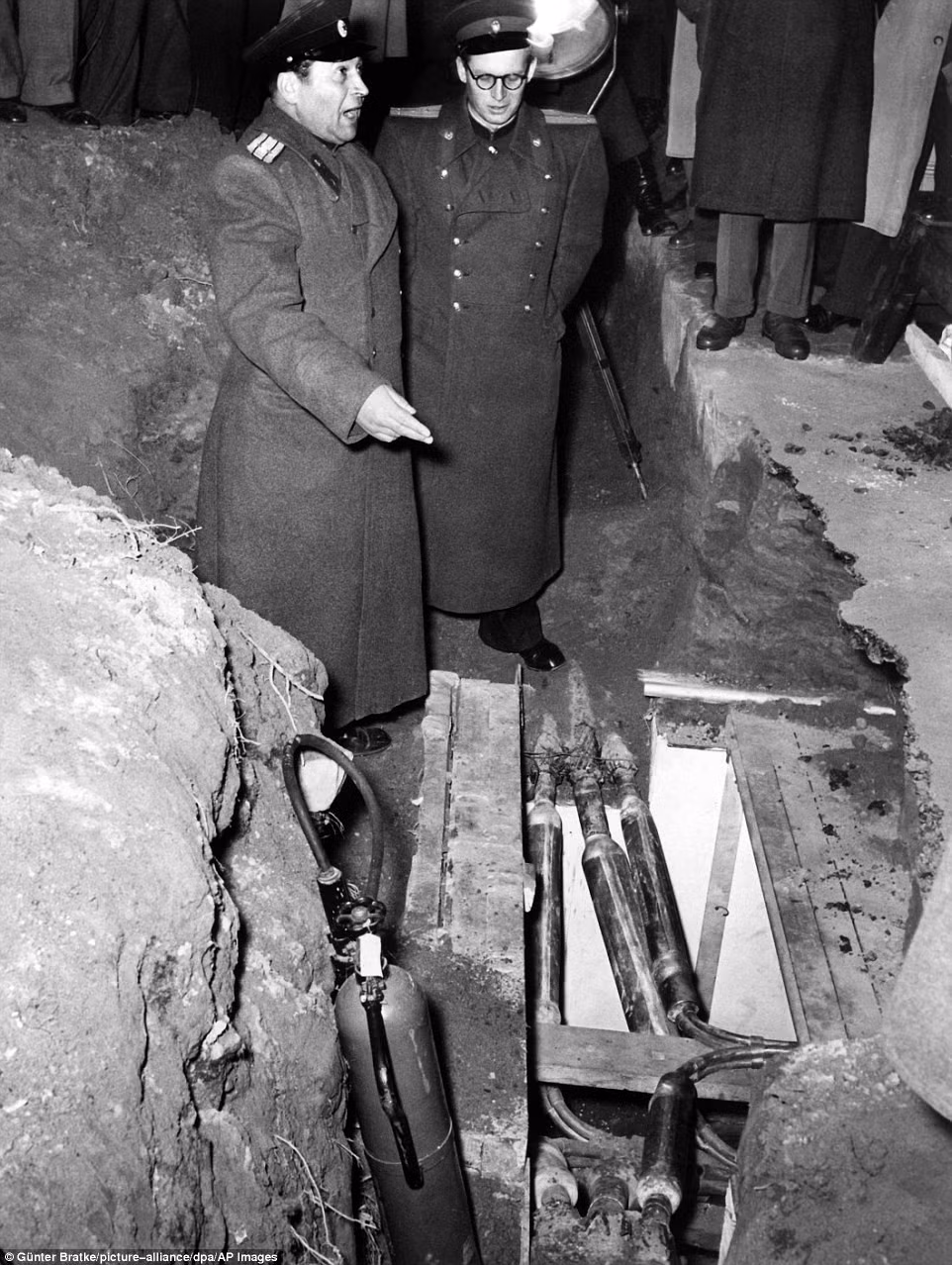 Nhờ vào những chuyến bay thám thính, các kiến trúc sư đã xác định được nơi đào hầm và thiết bị máy móc chuyên dụng để giảm thiểu tiếng ồn khi hoạt động. Sau đó, họ vận chuyển các thiết bị bằng tàu khách không có canh gác để tránh sự chú ý. Ảnh: AP.