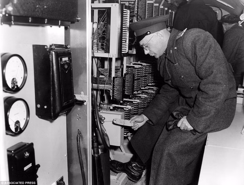 Khi mùa đông đến, đội xây dựng nhận thấy nhiệt độ trong đường hầm ấm, mặt đất thì ẩm và trên mặt đường lại phủ dày băng tuyết. Họ phải sử dụng những phương pháp điều hòa nhiệt độ khẩn cấp giữ cho đường hầm cũng đóng băng để tránh sự nghi ngờ. Ảnh: AP.