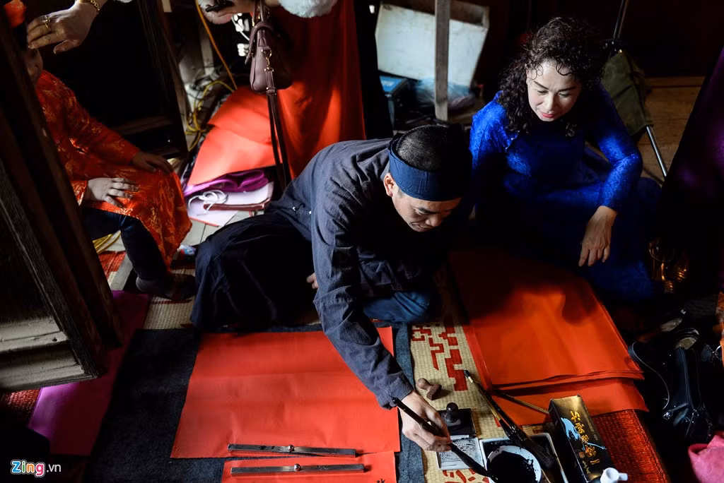 “Mỗi năm hoa đào nở/Lại thấy ông đồ già/Bày mực tàu giấy đỏ…”. Người viết thư pháp, cho chữ không thể thiếu trong mỗi dịp Tết đến xuân về.