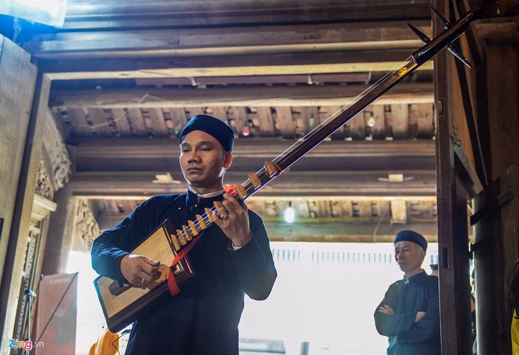 Hiện nay, đình (hay được biết đến phổ biến hơn là đền) chuyên chỉ thờ cúng, nhưng gốc rễ của đình là nhà hát dân gian, điều mà ít người biết đến. Việc trùng tu đình làng đã được đẩy mạnh, tuy nhiên những giá trị phi vật thể chưa được chú trọng. "Nhóm mong muốn góp một phần nào đó để khơi dậy giá trị tinh thần của đình làng Việt” - ông Bình nói.