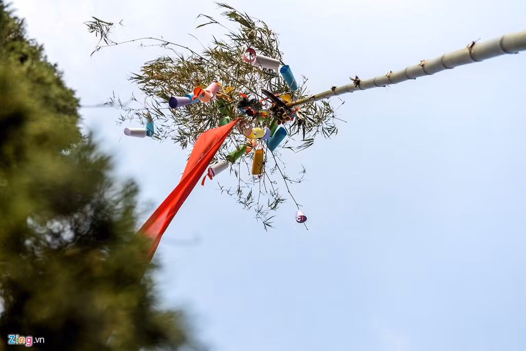 Ngày dựng cây nêu (gọi là lên nêu) là 23 tháng Chạp. Ngày 7 tháng Giêng âm lịch là ngày làm lễ dỡ cây nêu xuống (ngày hạ nêu).