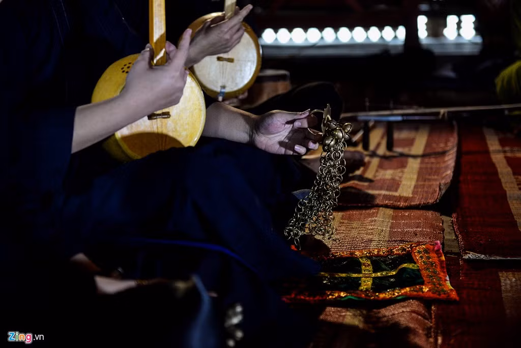 Cũng trong hôm qua, các tiết mục hát then đã được trình diễn trong đình So.