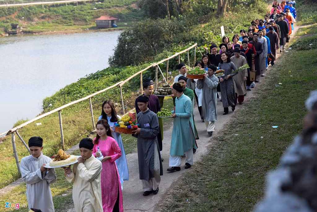 Đoàn dâng lễ tiến vào đình với trang phục áo dài truyền thống.