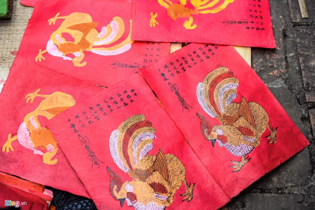 Một điểm đặc biệt mà các dòng tranh dân gian khác không có là những câu thơ chữ Hán được viết theo lối chữ thảo trên góc trái bức tranh. Cả thơ và hình vẽ tạo nên một chỉnh thể hài hoà, chặt chẽ cho tranh.