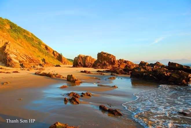 Các hoạt động bạn nên có tại các bãi biển có đá là leo lên đỉnh đá ngắm biển từ trên cao, tìm hốc đá nghỉ mát hay chụp hình với những cụm đá nhiều hình dáng. Ảnh: Thanh Sơn.