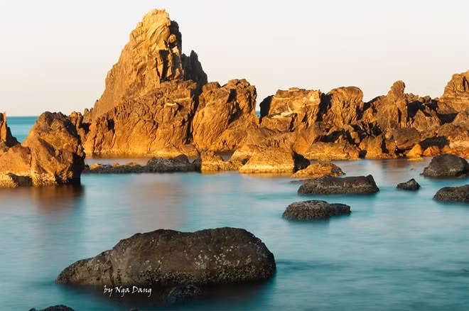 Chinh phục các cụm đá ở các bãi biển như Hồ Cốc, bãi Đá Nhảy, Cổ Thạch hay ở các hòn đảo như cù lao Chàm, cù lao Câu... Ảnh: Nga Dang.