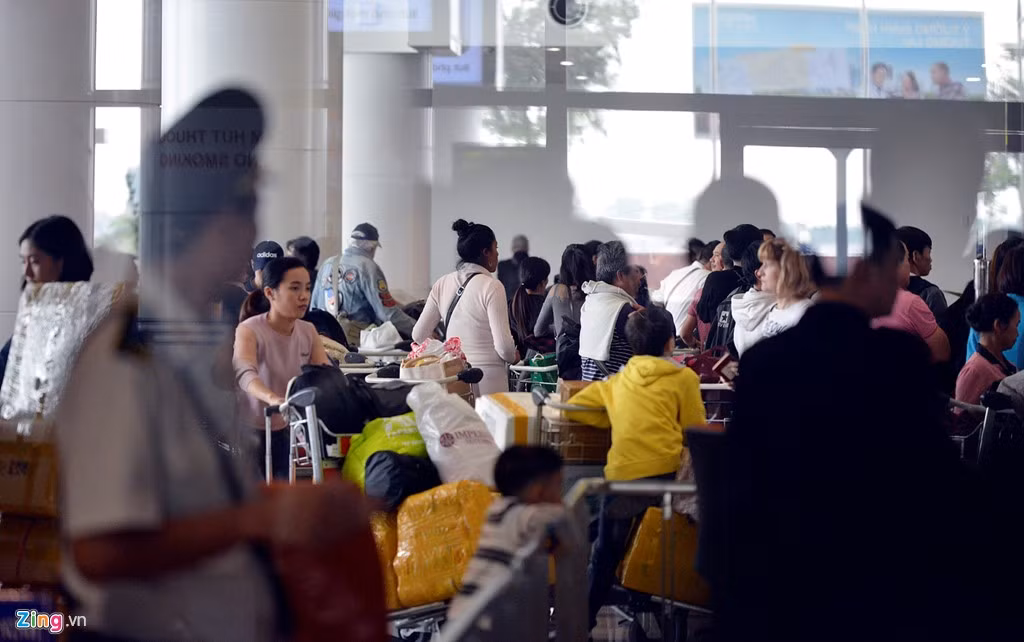 Bên trong khu vực lấy hành lý đông nghịt người, khiến việc di chuyển ra ngoài sảnh lâu hơn thường lệ.