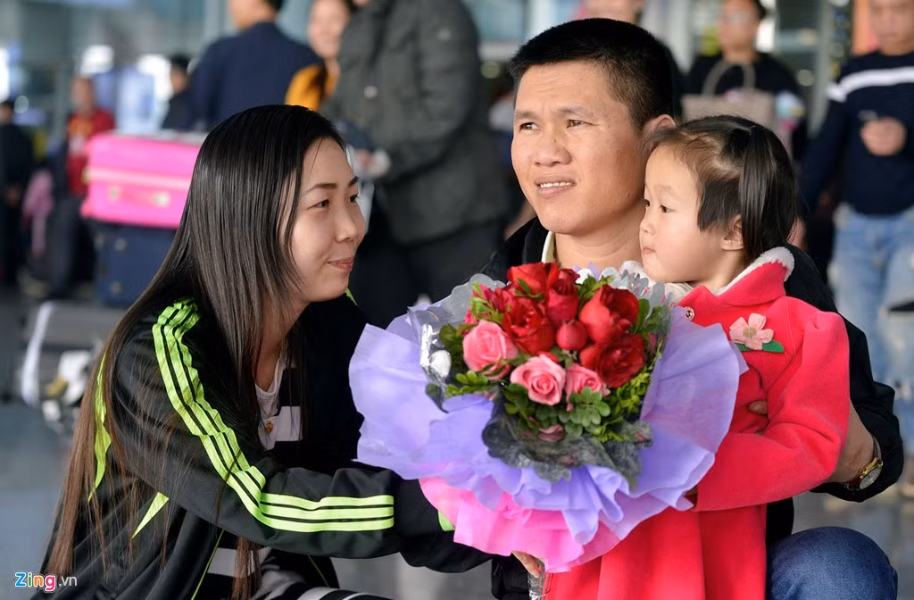 Anh Hiệu (quê Bắc Giang) cùng vợ con về quê đón Tết. Anh và vợ đang làm công nhân tại một nhà máy điện tử ở Malaysia. Đầu năm mới, anh được nghỉ một tháng trước khi quay lại đất nước hồi giáo làm việc.