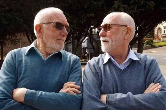 Khi chuyển đến chỗ ở mới, ông Neil Richardson vô tình gặp người hàng xóm có ngoại hình giống hệt mình.