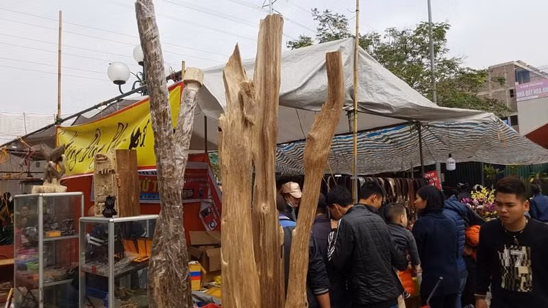 Chủ hàng đã đốt nhiều mảnh trầm để khách không chỉ xem trực tiếp mà còn có thể hít hà hương trầm.