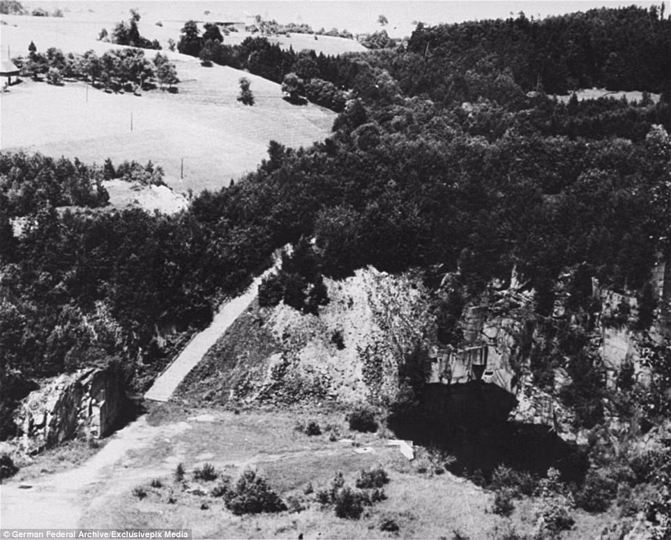 “Người lính gác nói rằng ‘mệt à, ngồi nghỉ đi’ rồi bắn tù nhân ngay sau khi người đó làm theo lời đề nghị của chúng”, cựu tù nhân Aba Lewit khẳng định họ cố gắng thoát khỏi trại mỗi ngày. Ảnh: German Federal Archive.