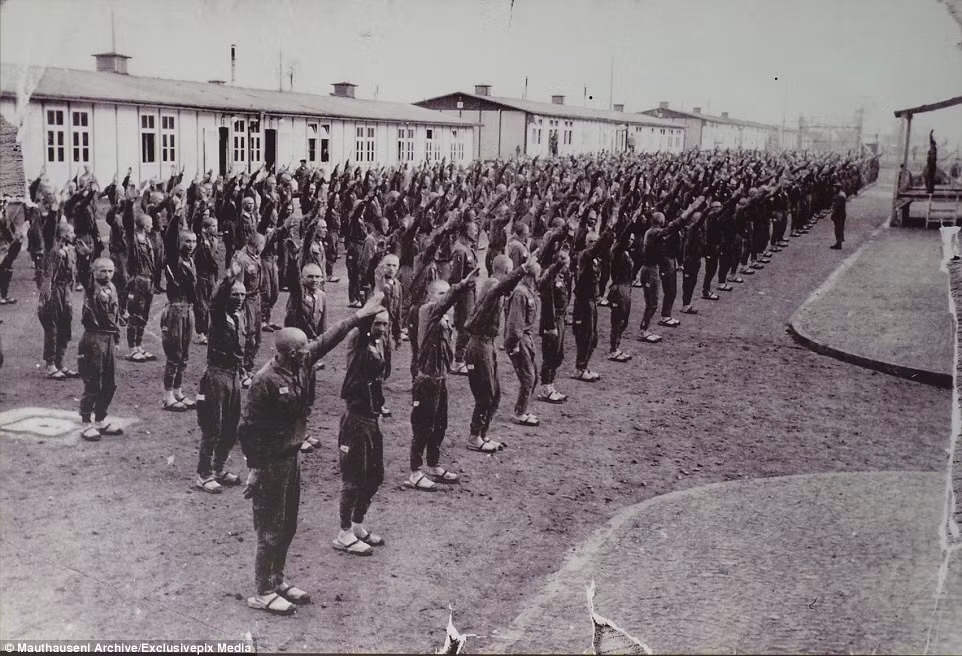 Những người sống sót qua thử thách sẽ xếp hàng ở rìa vách đá, được gọi là ‘bức tường nhảy dù”. Tại đó, mỗi tù nhân sẽ đối mặt với nòng súng chĩa vào. Họ chỉ có 2 lựa chọn: bị bắn hoặc đẩy tù nhân đứng trước xuống khỏi vách đá. Ảnh: German Federal Archive.