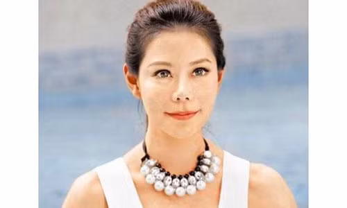 Dù trải qua nhiều lần phẫu thuật, nhiều người cho rằng gương mặt của Tư Dung có chút...đáng sợ.