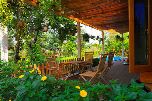 Chủ nhân tiết lộ ngôi nhà xây dựng hoàn toàn bằng gỗ thông Newzealand đã qua tẩm sấy đặc biệt chống mối mọt.