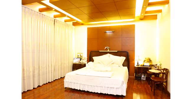 Trong căn nhà của mình, Hương cảm thấy thư giãn nhất khi ở trong phòng ngủ và phòng thiền. Phòng ngủ có những chú gấu bông rất êm do fan tặng. Khi ngồi trong phòng thiền, từ trên cao cô có thể quan sát được cảnh vật đẹp tươi bên dưới.