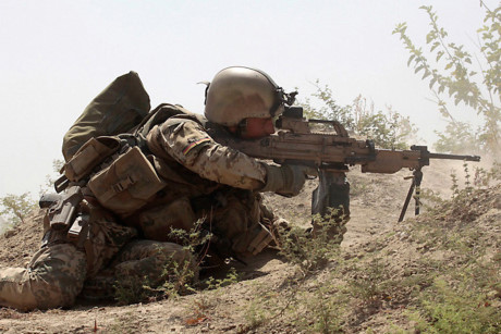 Tay cầm gập được có tác dụng hỗ trợ khi thay nòng súng bị nóng, nên không cần găng tay bảo vệ.