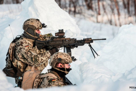 Súng có một tay cầm bằng polymer và báng có thể gấp sang một bên. Trong báng có bộ làm sạch súng.