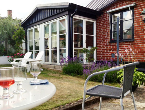 Gia đình Đoan Trang rất thích cùng nhau ngồi nghỉ ngơi uống trà tại góc vườn xinh xắn này.