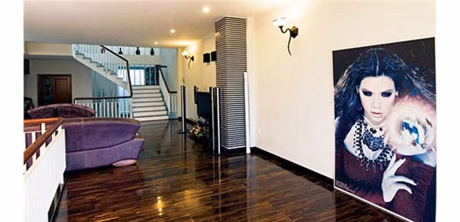 Ngôi nhà có tổng cộng 7 phòng và những không gian sang trọng, tiện dụng khác để phục vụ sinh hoạt cho gia đình.