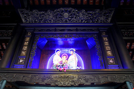 Bàn thờ gồm tượng Chúa Giêsu cùng thánh Giuse và Đức Mẹ. Ảnh: HOÀNG GIANG