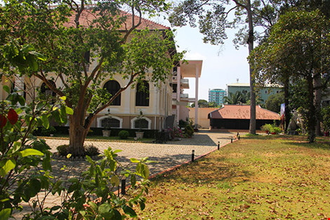 Đã hơn 200 năm dõi bóng thời gian, ngôi nhà nguyện trở thành ngôi nhà cổ nhất Sài Gòn - Gia Định. Tòa nhà mang nhiều nét kiến trúc vùng cực Nam Trung Bộ và khá giống kiểu khung kèo nhà rường ở miền Trung, nơi mà sức mạnh toàn bộ của căn nhà rơi trên các chân tảng bằng đá có đẽo gọt theo tỉ lệ dạng thức chuẩn truyền thống. Đây là nét tinh tế và độc đáo vì lẽ miền Nam gió bão không nhiều nên bộ khung không cần đòi hỏi việc ổn định cao, còn chân đá sẽ tránh ứ đọng nước do mưa ở miền Nam khá lớn có thể làm mục chân cột.