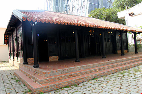 Cổng phụ của khuôn viên Tổng Giám mục TPHCM được đặt trên đường Trần Quốc Thảo, lối vào để du khách được chiêm ngưỡng ngôi nhà cổ hơn 200 năm. Ảnh: HOÀNG GIANG