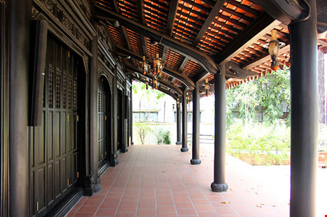 Toàn bộ công trình gỗ không dùng đến một cây đinh nào để đóng, mà dùng hệ thống khớp mộng kết nối tất cả với nhau cực kỳ chắc chắn. Ảnh: HOÀNG GIANG