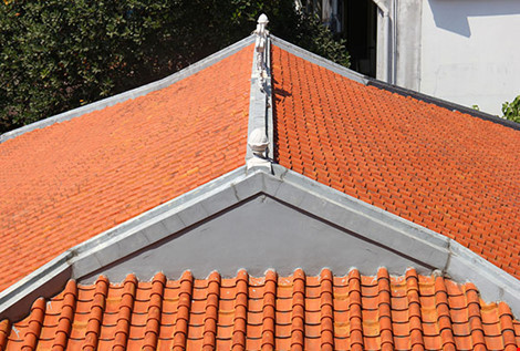 Mái ngói của nhà nguyện còn nguyên vẹn qua thời gian. Ảnh: HOÀNG GIANG