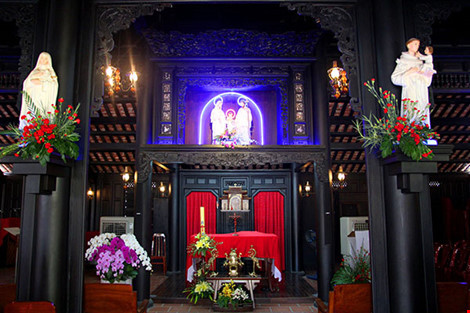 Khám thờ tại gian giữa của nhà nguyện. Ảnh: HOÀNG GIANG