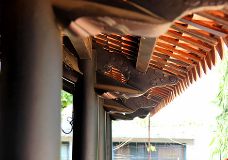 Các họa tiết gỗ trong nhà nguyện đều được chạm trổ hoa văn đẹp. Ảnh: HOÀNG GIANG