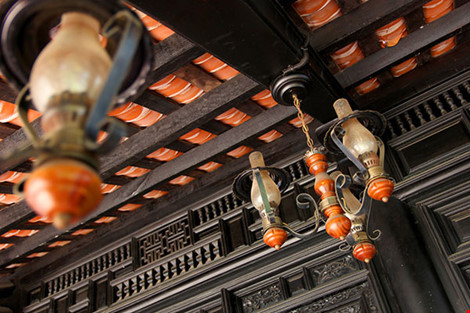 Đèn cổ và các họa tiết hoa văn trong nhà nguyện. Ảnh: HOÀNG GIANG