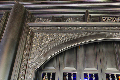 Các họa tiết trên cửa chính ngôi nhà nguyện. Ảnh: HOÀNG GIANG