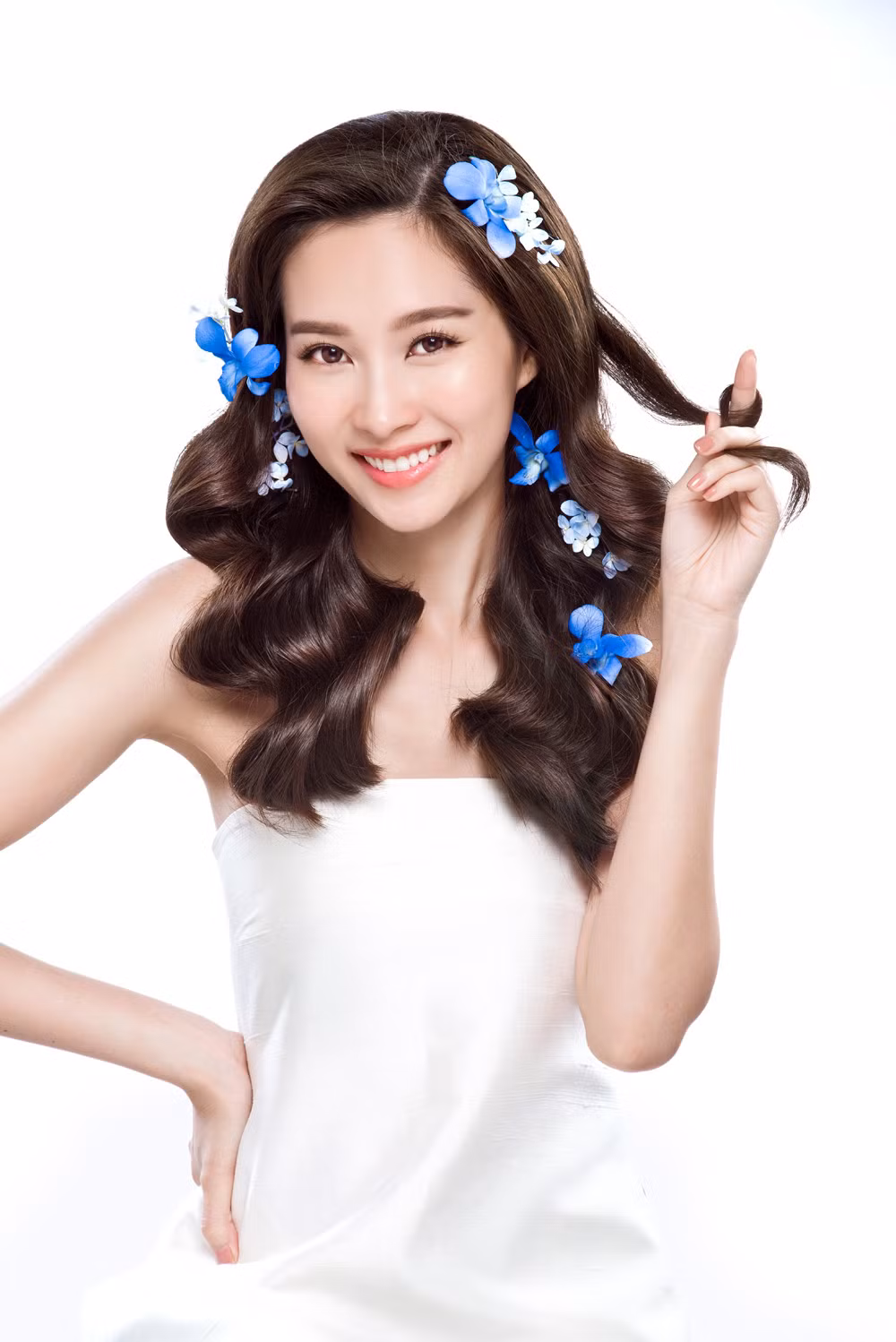 Dù không có nhiều hoạt động mới mẻ nhưng với mỗi lần xuất hiện, hoa hậu 9X đều ý thức giữ vững hình ảnh đẹp trong mắt khán giả. Theo Đặng Thu Thảo, cô tin tưởng vào vẻ đẹp dài lâu nên chỉ chọn những giải pháp làm đẹp từ sâu bên trong. Người đẹp gốc Bạc Liêu luôn nỗ lực hết mình từ việc học tập, sinh hoạt hàng ngày cho đến cách giữ gìn, chăm sóc cho bản thân.