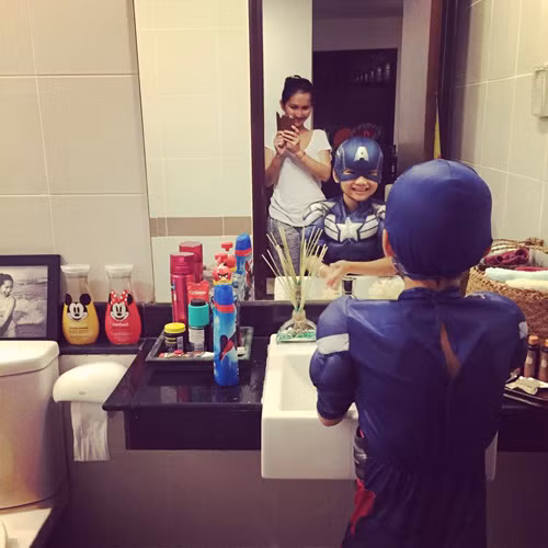 Phòng tắm với những bộ dụng cụ đầy màu sắc theo sở thích của cả mẹ và con.