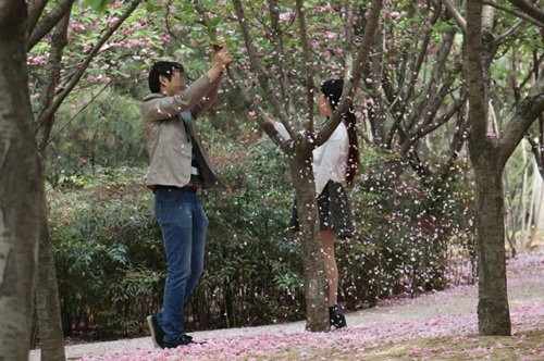 Hành động phản cảm của cặp đôi này đã khiến nhiều người vô cùng bất mãn, mặc dù là tỏ ra mình là "soái ca" nhưng chàng trai này đã bị dân mạng gọi là "soái ca vô ý thức".