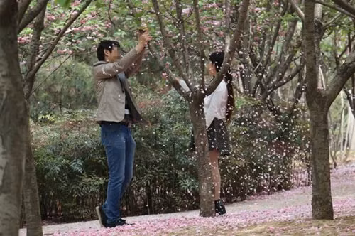 Hành động phản cảm của cặp đôi này đã khiến nhiều người vô cùng bất mãn, mặc dù là tỏ ra mình là "soái ca" nhưng chàng trai này đã bị dân mạng gọi là "soái ca vô ý thức".