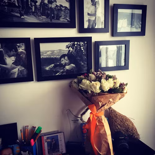 Những khoảnh khắc hạnh phúc của cả nhà được in đen trắng lồng khung - màu sắc rất riêng thể hiện cá tính của chủ nhà.