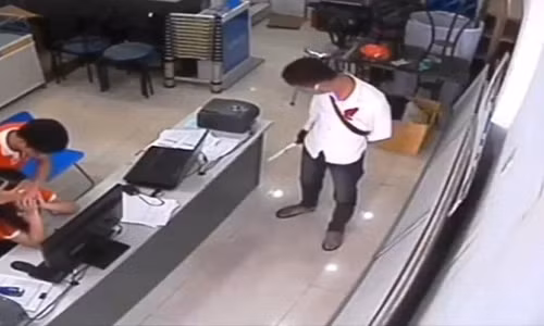 Mang dao, sung tao ton vao cuop sieu thi dien thoai