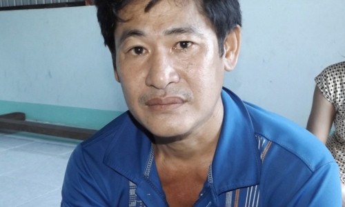 Ông Nguyễn Văn Tươi (cha bé D.) đang trao đổi với PV Người Đưa Tin (Ảnh Thanh Lâm).