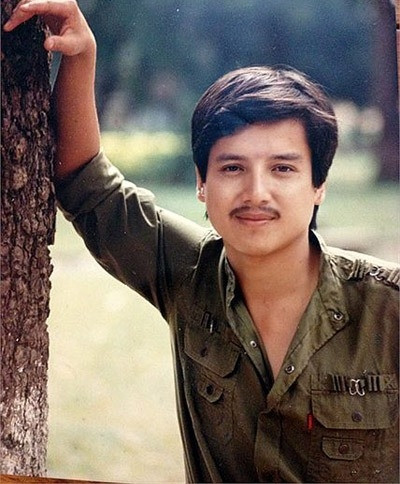 Chí Trung thời trẻ khá bảnh trai với gương mặt lãng tử và ria con kiến quyến rũ. Ảnh: internet.