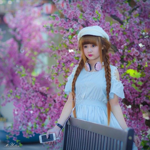 Nhiều người gọi Tuyết Mai là "thiên thần búp bê" khi cô nàng sở hữu gương mặt xinh đẹp với các đường nét hoàn hảo, đôi mắt to tròn đen láy, mái tóc vàng đặc trưng cùng khuôn mặt bầu bĩnh trắng hồng và đôi môi chúm chím dễ thương.