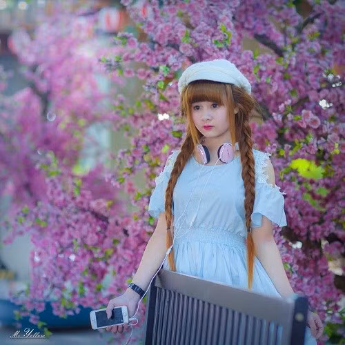 Nhiều người gọi Tuyết Mai là "thiên thần búp bê" khi cô nàng sở hữu gương mặt xinh đẹp với các đường nét hoàn hảo, đôi mắt to tròn đen láy, mái tóc vàng đặc trưng cùng khuôn mặt bầu bĩnh trắng hồng và đôi môi chúm chím dễ thương.