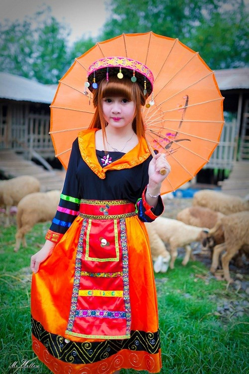 Cô nàng xinh xắn tên thật là Trần Thị Tuyết Mai, 21 tuổi, sinh ra và lớn lên tại Gia Lai. Hiện là nữ sinh năm 3, chuyên ngành Kế toán của một trường Đại học ở Đồng Nai.